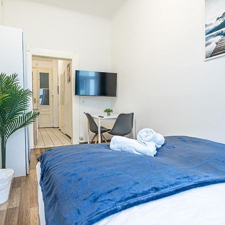 Modern Comforts: Chic Studio Apt Centrally Located Вена Экстерьер фото
