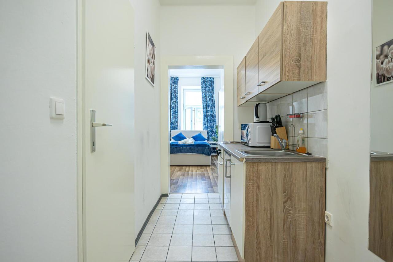 Modern Comforts: Chic Studio Apt Centrally Located Вена Экстерьер фото