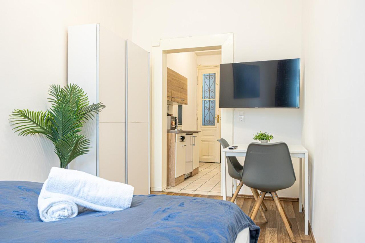 Modern Comforts: Chic Studio Apt Centrally Located Вена Экстерьер фото