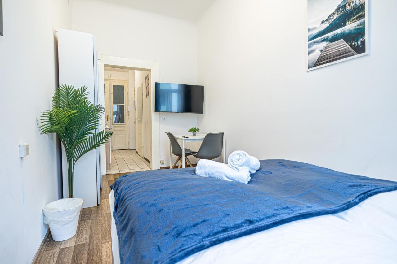 Modern Comforts: Chic Studio Apt Centrally Located Вена Экстерьер фото