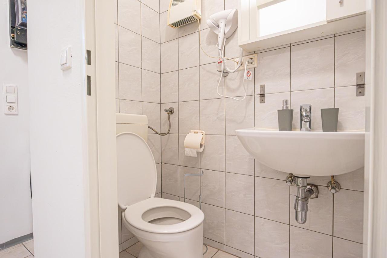 Modern Comforts: Chic Studio Apt Centrally Located Вена Экстерьер фото